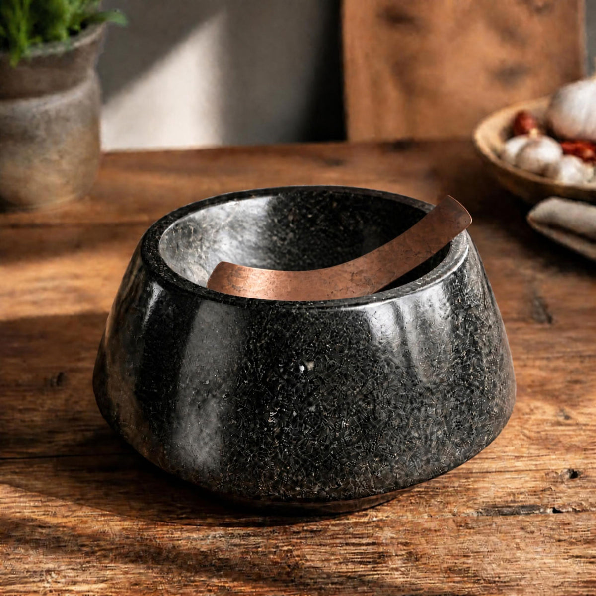 Mortero de Piedra Basáltica Negra con Cuchara de Cobre - Witralun